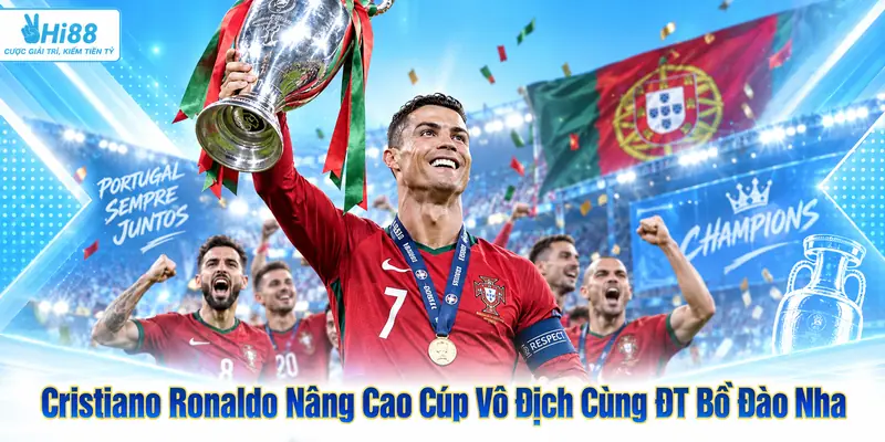 Cristiano Ronaldo nâng cao cúp vô địch cùng ĐT Bồ Đào Nha
